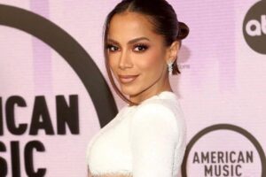 Anitta completa 30 anos e faz homenagem para si mesma com fotos raras da infância