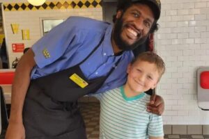 Toda vez que vai ao restaurante, Kayzen pede para se sentar no mesmo lugar de sempre