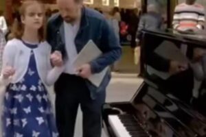 Menina cega chama atenção de jurados ao tocar piano