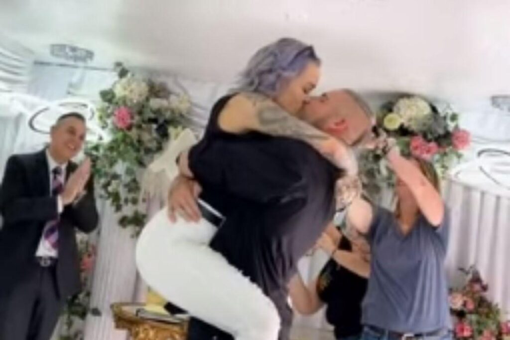 Mulher se casa com o ex-padrasto e tem filhos juntos