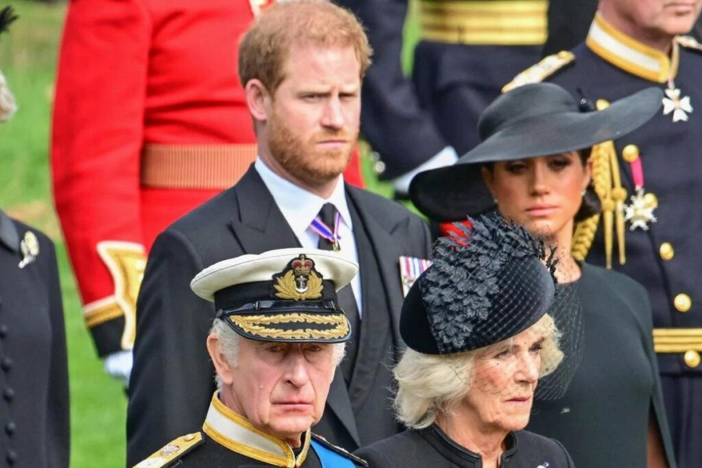 Charles despejou Harry e Meghan de residência real por filho falar mal da madrasta em sua biografia