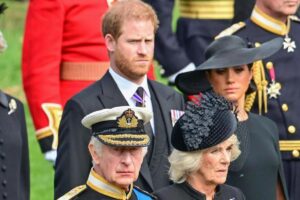 Charles despejou Harry e Meghan de residência real por filho falar mal da madrasta em sua biografia