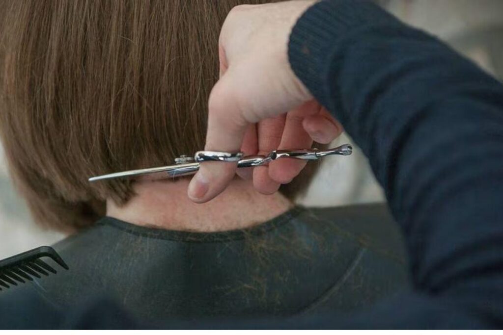 Mãe quer forçar o filho a cortar o cabelo