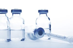 Ainda não há previsão de quando a Qdenga estará disponível no mercado, nem se ela será incorporado ao calendário de vacinação do SUS