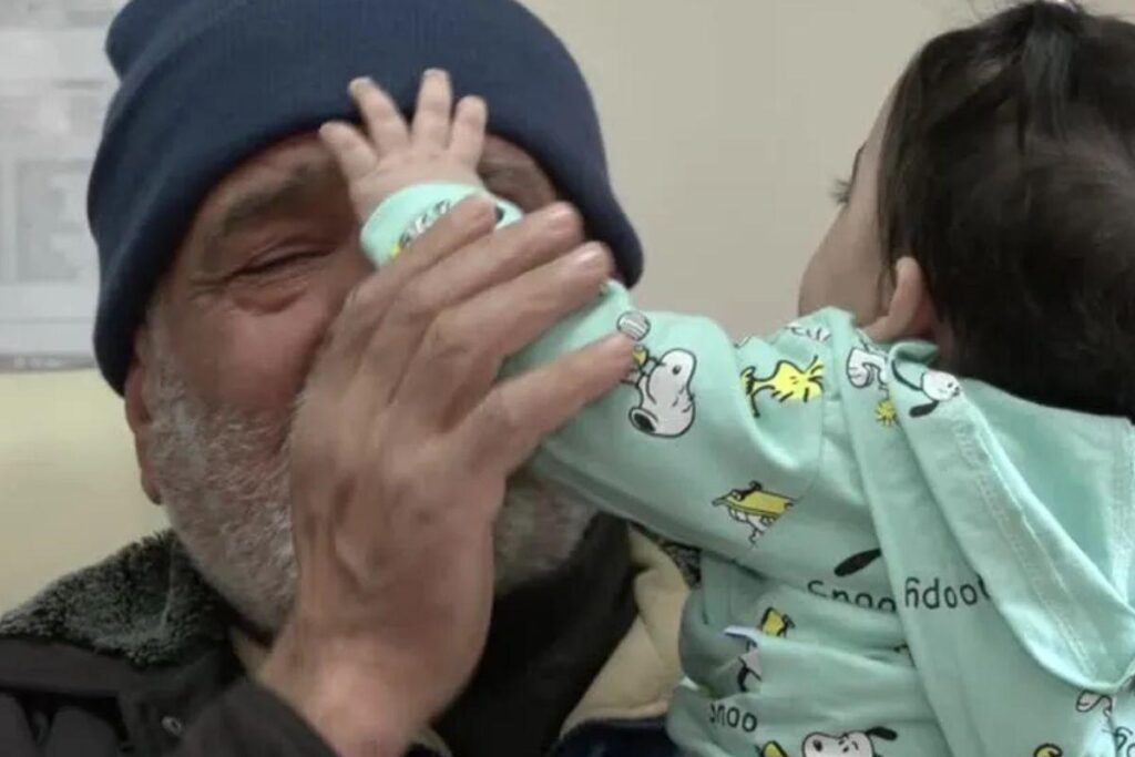 A esposa de Mithat, a filha, a qual era mãe de Zehra, o genro e o irmão de quatro anos da bebê morreram no terremoto