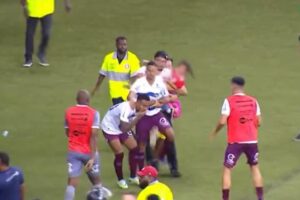 Pai estava com a criança no colo durante as agressões