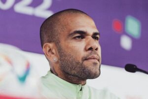 Ex-mulher de Daniel Alves visita jogador na cadeia e acredita que ele é inocente: “Isso se demonstrará”