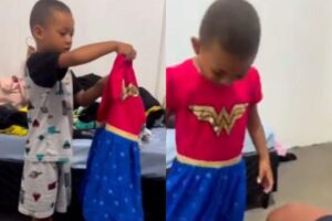 Mãe compara vestido para filho