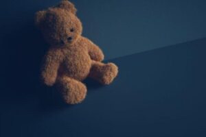 O ECA diz que prevê punição “na forma da lei qualquer atentado por ação ou omissão aos seus direitos fundamentais”