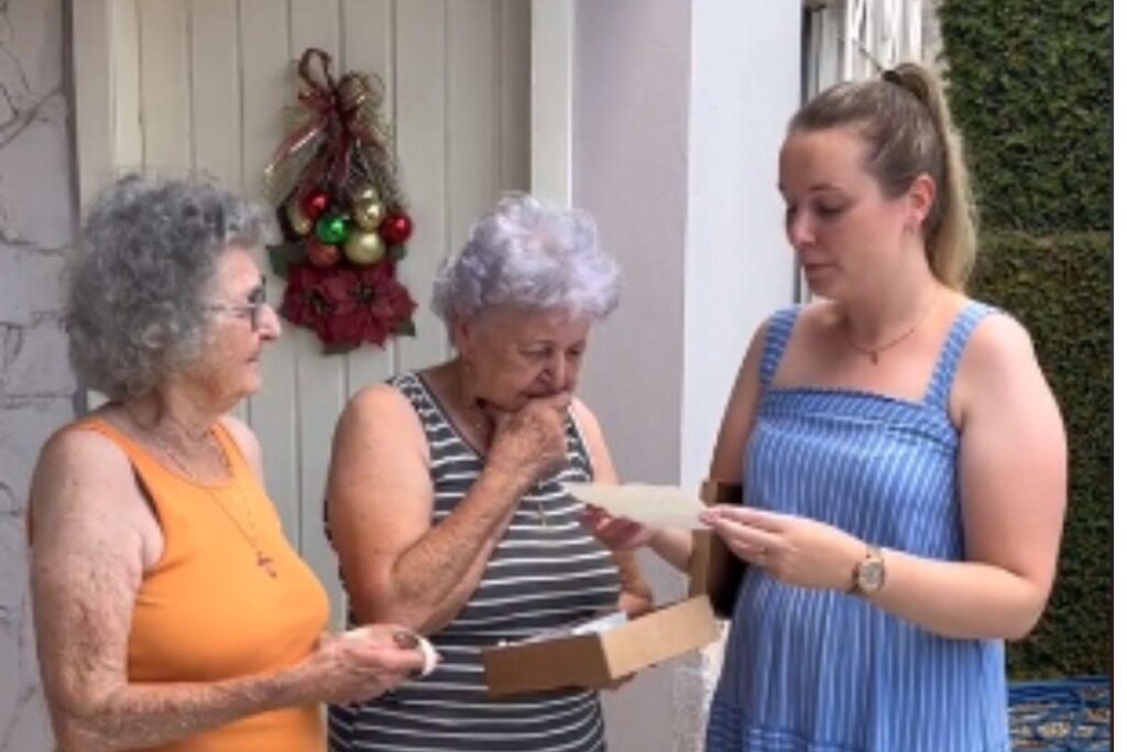 Mulher faz surpresa para avós ao anunciar gravidez