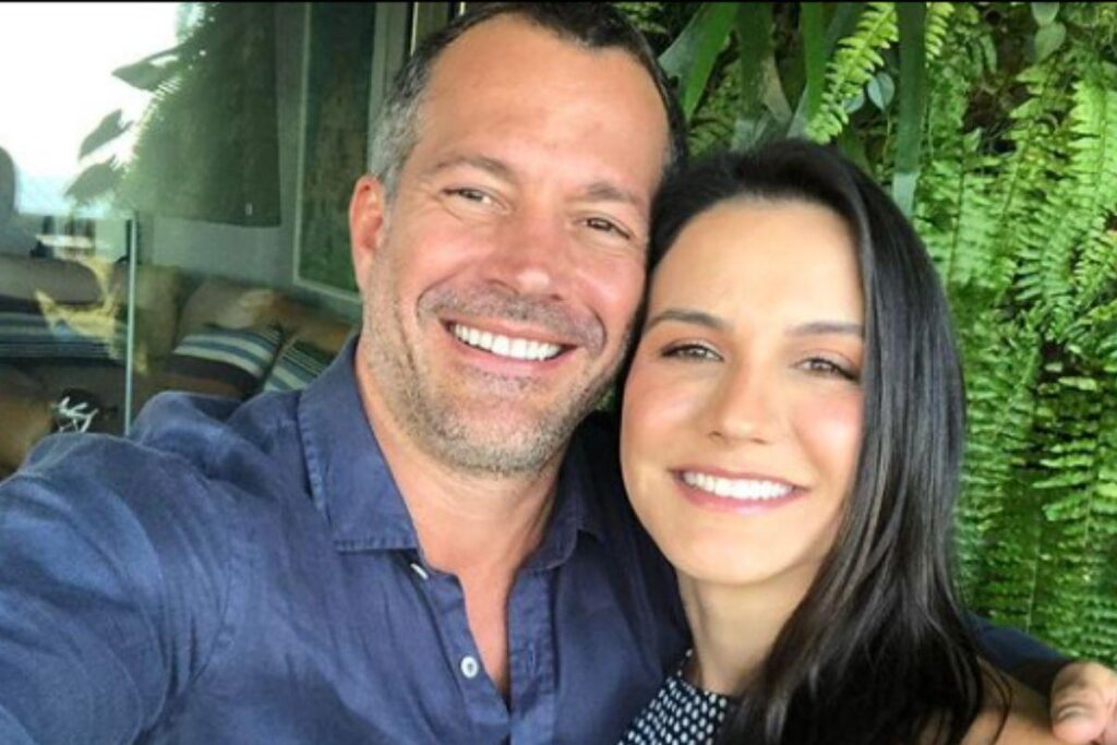 Malvino Salvador mostra barriga de grávida da esposa