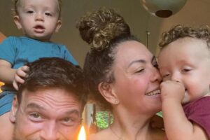 Emílio Dantas e Fabíula Nascimento fazem passeio de bicicleta com os filhos gêmeos