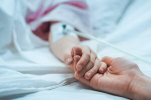 Mulher leva filha ao hospital após dores e médico faz oração para ‘curar pecados da mãe’ como tratamento