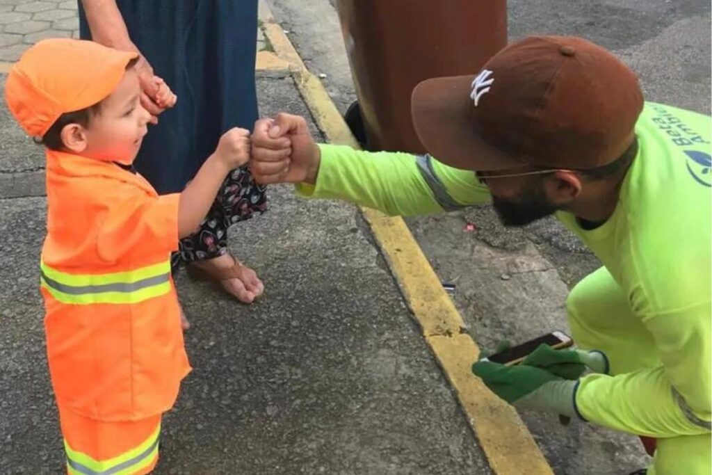 Menino de 2 anos fã de garis ganha uniforme e vira amigo dos coletores em BH