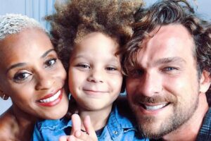 Aline Wirley ao lado da esposa e do marido