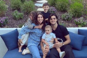 Felipe Simas reflete sobre os dois lados da paternidade com foto da família: “As delícias e as dores”