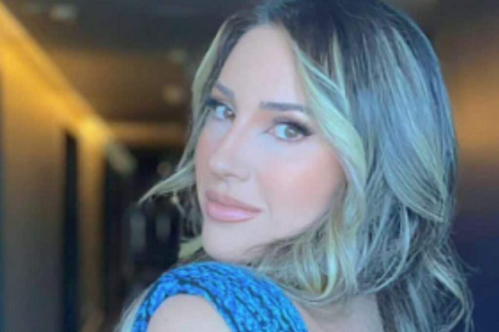 Amanda ao lado da família