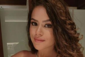 Maisa Silva leva os pais para verem jogo e mostra emoção