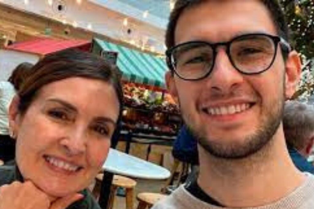 Fátima Bernardes comemora formatura do filho na França