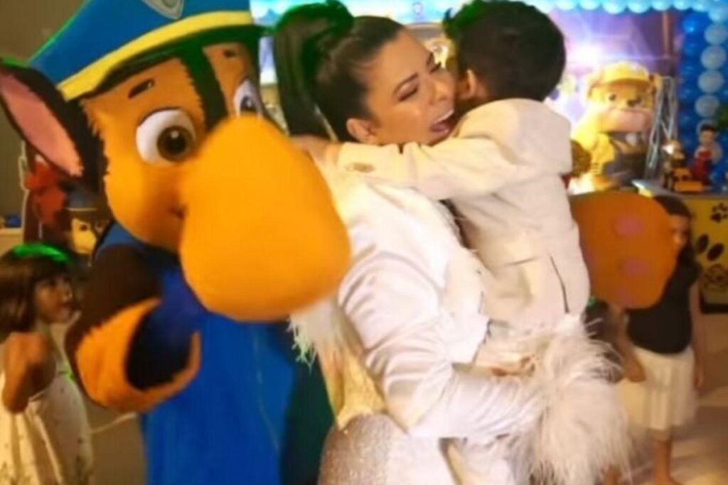 Mara Maravilha mostra rosto do filho