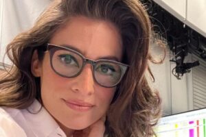 Renata Vasconcelos aparece ao lado da irmã gêmea em foto rara: “Qual é a do jornal?”