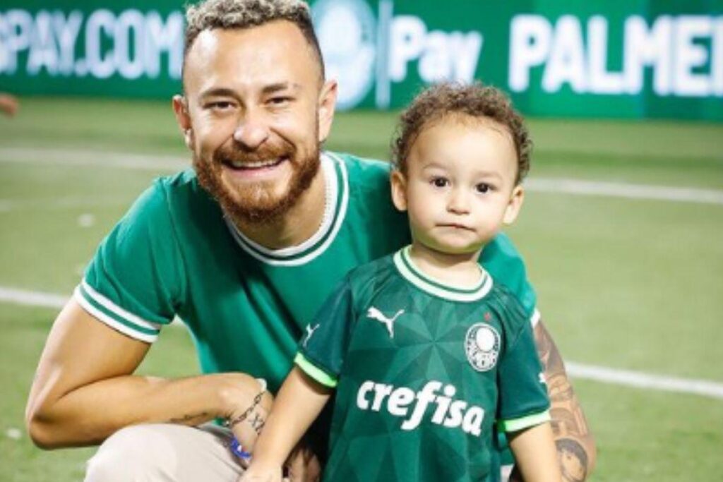 Fred mostra filho no primeiro jogo de futebol
