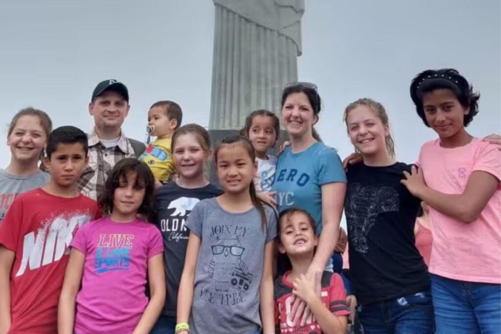 O casal adotou todos os irmãos