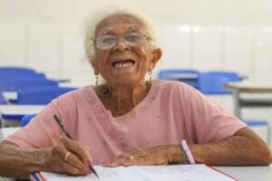 Idosa aprende a ler e escrever aos 90 anos