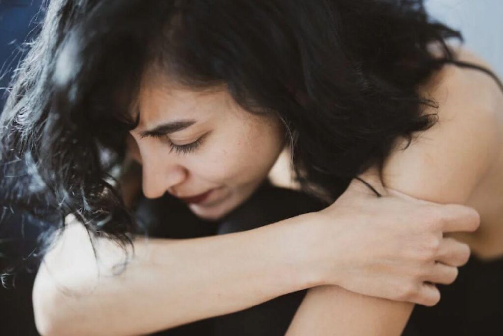 Jovem fica triste por não receber atenção dos pais