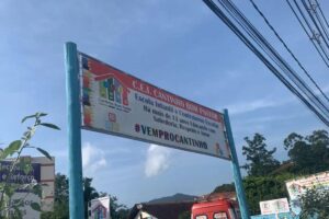 Bombeiros prestam socorro as vítimas do ataque ao CEI em Blumenal-SC