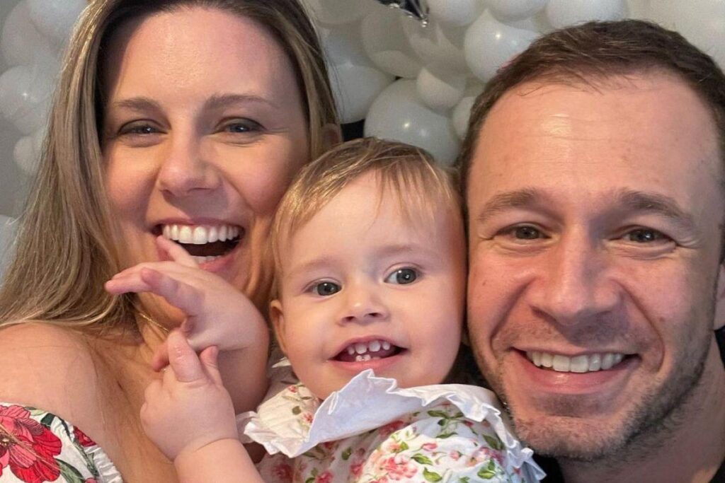 Lua, filha de Tiago Leifert, dá ‘susto’ no pai enquanto este transmitia live