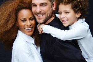 BBB23: Pai do filho de Aline Wirley usa ‘coleira’ com nome da sister após sua vitória na prova do líder