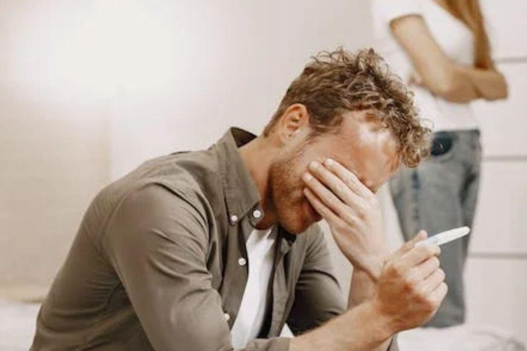 A mulher está ‘intimando’ ele