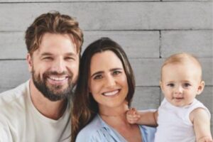 Fernanda Vasconcellos com o filho e o marido Cassio Reis