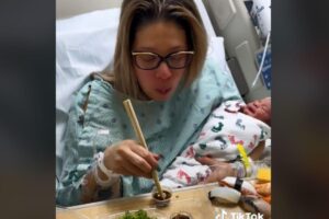 Mulher come sushi logo após o parto