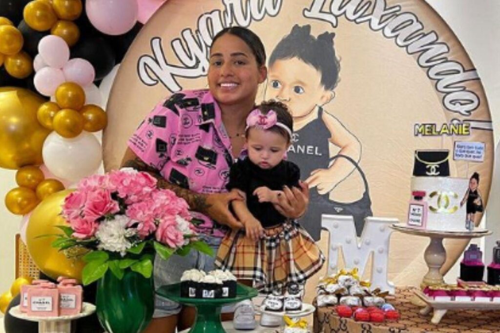 Mc Loma mostra festa da filha