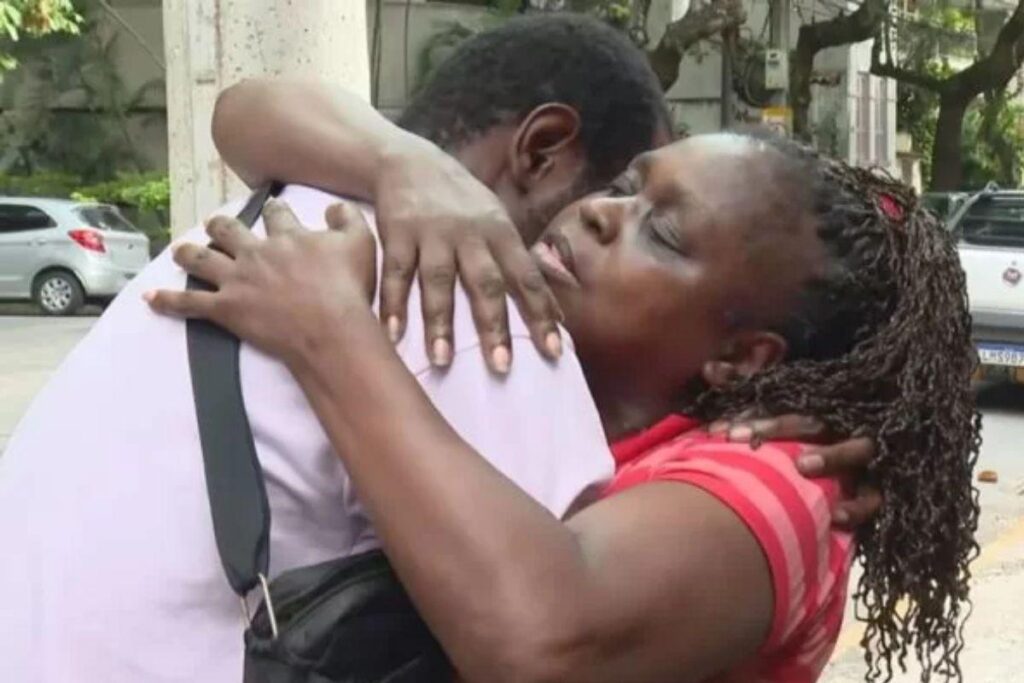 A mãe consolou o filho após as agressões