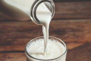 O leite tem propriedades importantes para as crianças