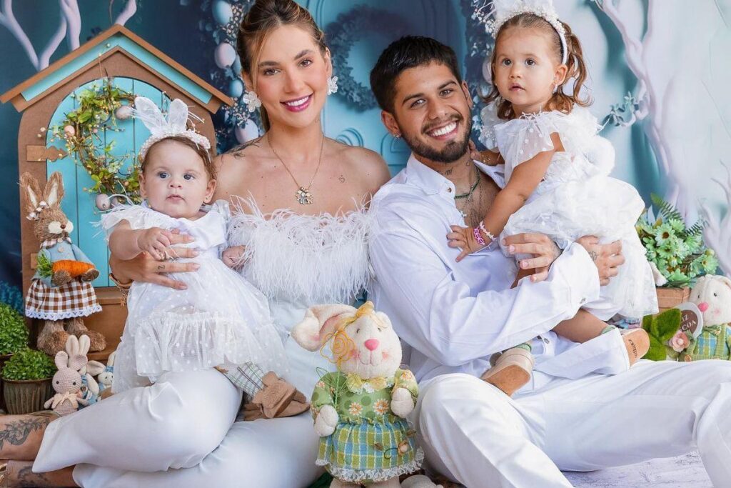 Virginia mostra novas fotos com a filha