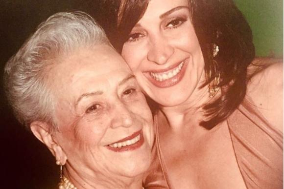 Claudia Raia com a mãe e os filhos