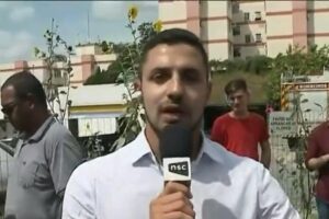 Repórter se emociona durante entrevista com pai de criança que morreu em ataque na creche de Blumenau