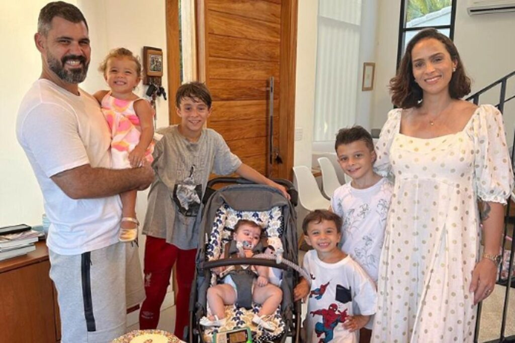Juliano Cazarré posta nova foto com a filha