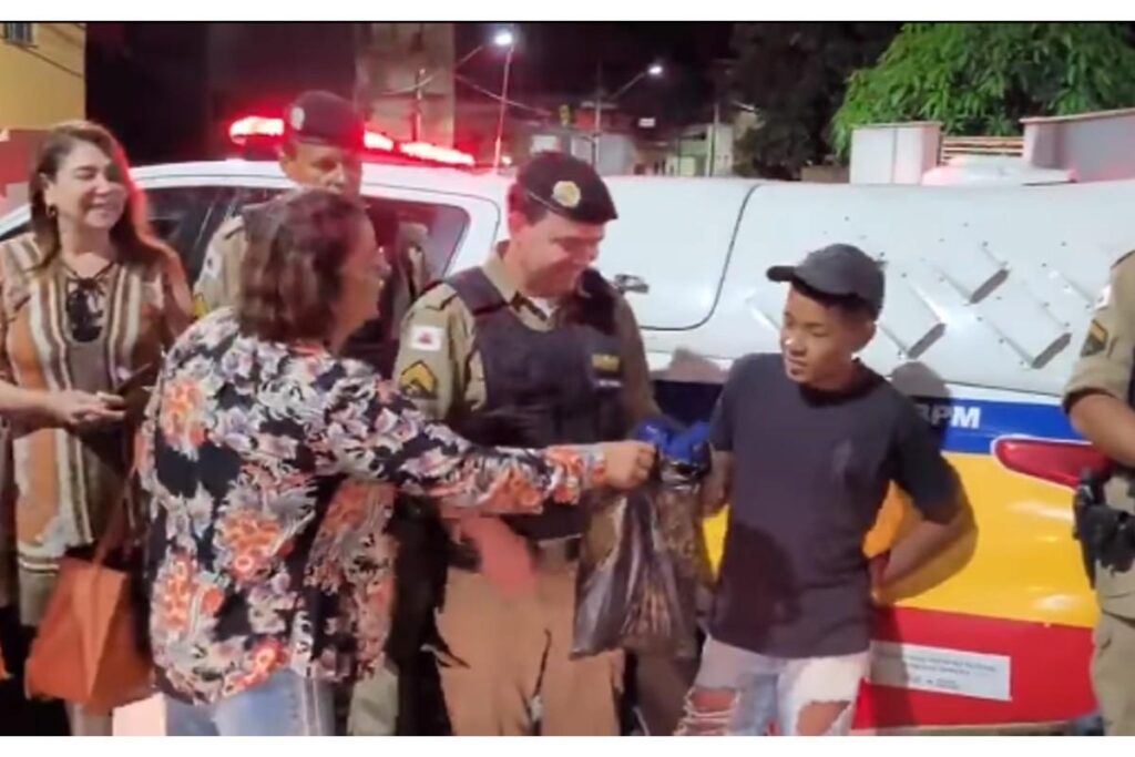 Garoto devolve celular perdido