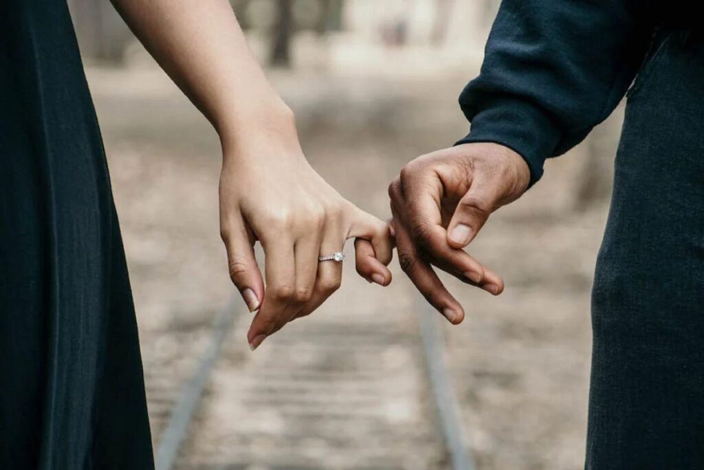 Noivo chama ex para ser madrinha de casamento escondido da noiva