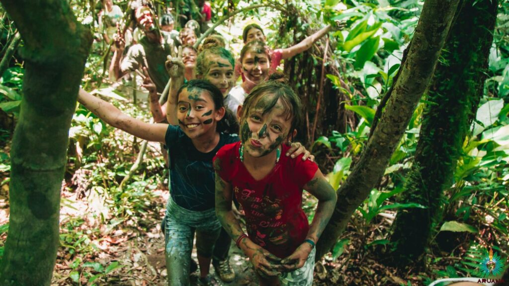 Acampamentos são ótimas opções para férias de crianças e adolescentes