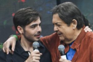 Fausto Silva ao lado da esposa e dos filhos