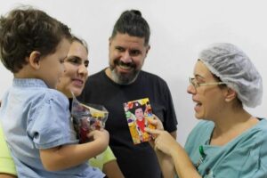 Criança que sobreviveu a ataque em creche de Blumenau faz visita a equipe de hospital onde foi atendida