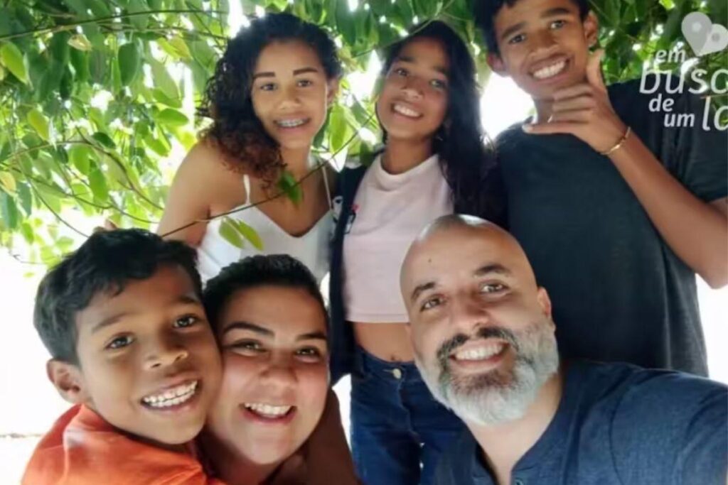 Casal adota quatro irmãos