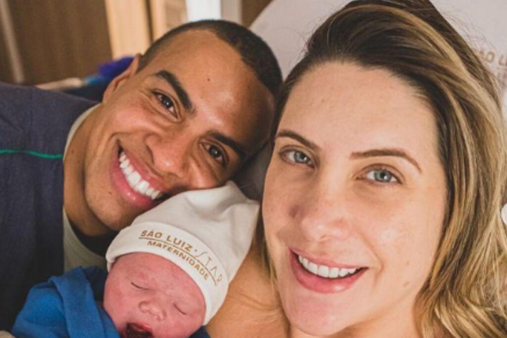Thiago Oliveira registrou os primeiros momentos com a filha recém-nascida