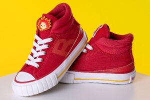 O tênis Solzinho é a novidade da Ri Happy, em parceria com a Reserva Mini